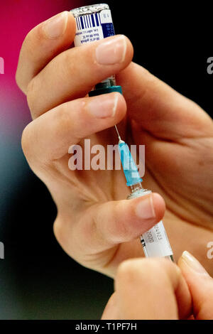 ROTTERDAM - Kinderen worden gevaccineerd tijdens een vaccinatiedag in Ahoy. Staatssecretaris Paolo Blokhuis (Volksgezondheid) wil met een vaccinatie-al Foto Stock