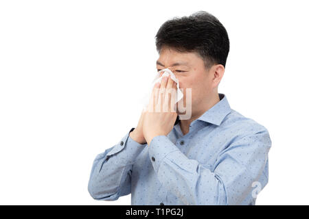 Un uomo di mezza età affetti da rinite su sfondo bianco Foto Stock