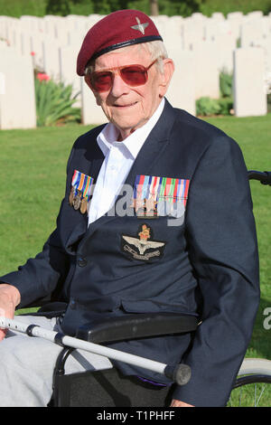 Raymond Shuck (1923-2019), veterano del sesto volo Air-divisione di atterraggio dell'esercito britannico, che ha preso il ponte Pegasus sul D-Day Foto Stock