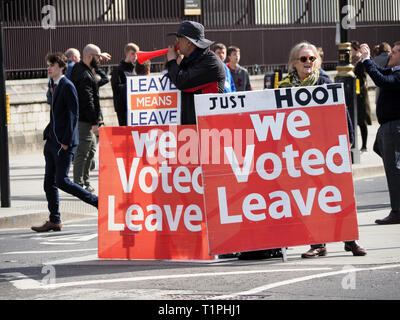 Vista dei manifestanti pro-Brexit con noi abbiamo votato i cartelli Leave e Just Hoot al di fuori del Parlamento di Westminster a Londra Foto Stock