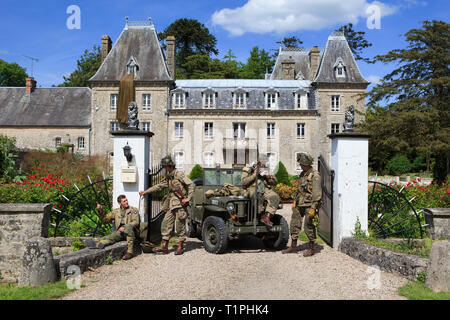 Soldati della 101ª Divisione aviotrasportata e l'esercito Air forze proteggendo l'ingresso Chateau Bel Enault diritto dopo il D-Day in Normandia, Francia Foto Stock