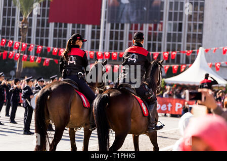 Izmir, Turchia - 29 Ottobre 2018: montato politiche siano a cavallo nel giorno della Repubblica Turchia Ottobre 29. Foto Stock