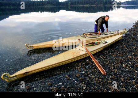 WA04271-00....WASHINGTON - Phil Russel kayak e pagaia builder sulle rive della Baia di Wescott, San Juan Island. Foto Stock