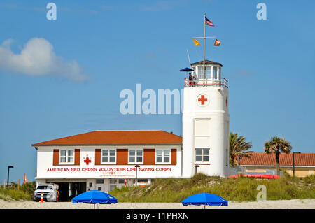 Spiaggia di Jacksonville, Florida / STATI UNITI D'America - 17 Aprile 2012: American volontario della Croce Rossa di salvataggio Corps situato presso la Spiaggia di Jacksonville, Florida Foto Stock