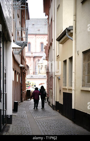 Mainz, Germania - 20 Aprile 2017: pedoni a piedi lungo uno stretto vicolo della cattedrale con negozi e ristoranti nel centro della città in aprile 20, 201 Foto Stock