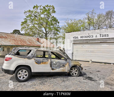 Bruciata auto suv o sul lato della strada nelle zone rurali di Alabama, Stati Uniti d'America. Foto Stock