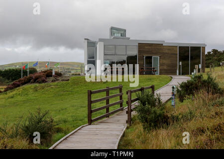 Passerella in legno e il centro visitatori a Ballycroy National Park nella contea di Mayo, Irlanda. Foto Stock