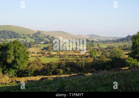 Upper Dovedale Staffordshire Derbyshire Border Peak District National Park. Inghilterra Regno Unito, terreni agricoli nella campagna britannica. Vista panoramica del paesaggio Foto Stock