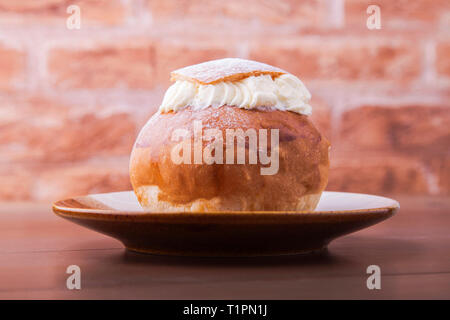 Tradizionale svedese Semla dessert, chiamato anche Martedì Grasso bun, con pasta di mandorle e panna montata il riempimento. Foto Stock