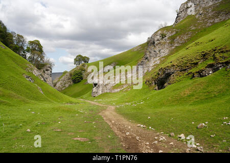 Cave Dale a Castleton nel Derbyshire, Inghilterra, Regno Unito, campagna inglese nel Peak District National Park, gola secca della valle calcarea colline Pennine Foto Stock