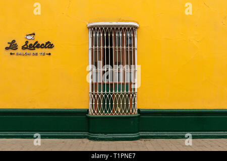 Giallo e facciata verde nel centro della città di Trujillo in stile coloniale con architettura di ghisa decorazione per finestre, Perù. "Selezionare salone da tè". Foto Stock