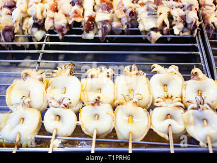 Grigliata di calamari e polpette di carne sul mercato della Thailandia Foto Stock