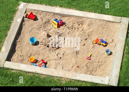 Sandbox con dei giocattoli di plastica Foto Stock