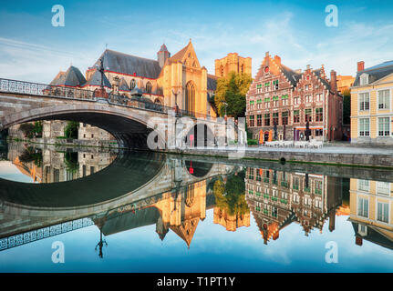 Cattedrale medievale e il ponte su un canale di Gand - Gent, Belgio, Sint-Michielskerk Foto Stock