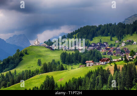 Villaggio di montagna con casa nelle Dolomiti Foto Stock