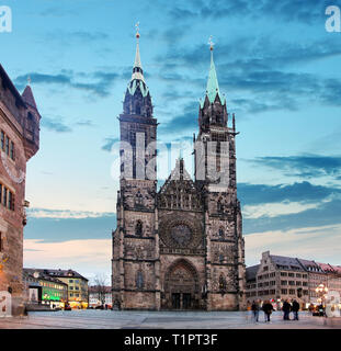 Norimberga - Chiesa di San Lorenzo di notte, Germania Foto Stock