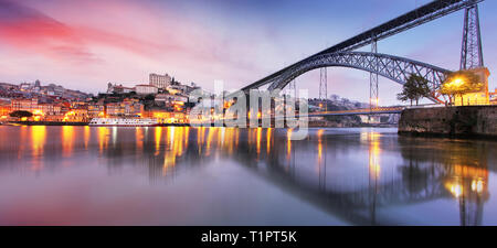 Paesaggio urbano di Porto (Oporto) città vecchia, Portogallo. Valle del fiume Douro. Panorama della famosa città portoghese. Foto Stock