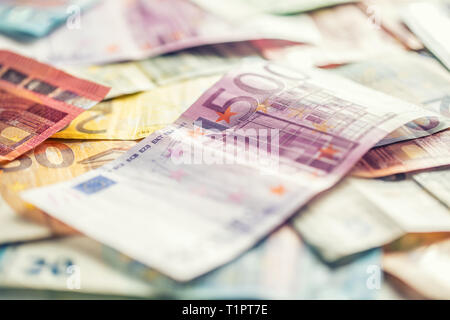 Diverse centinaia di euro banconote impilate per valore. Foto Stock