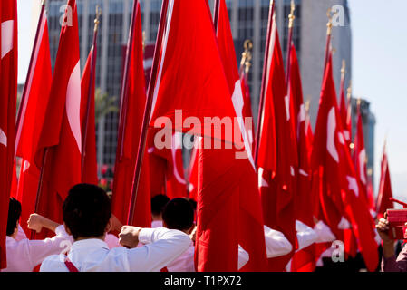 Izmir, Turchia - 29 Ottobre 2018: bandiera turca che trasportano gli studenti al festival del Giorno della Repubblica di Turchia. Foto Stock