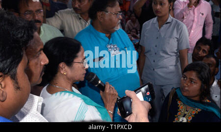 Kolkata, India. 27 Mar, 2019. Il Bengala Occidentale Chief Minister e TMC supremo Mamata Banerjee inter-agire con il SSC aspirante che sono in sciopero della fame per ultimi 28 giorni. Credito: Saikat Paolo/Pacific Press/Alamy Live News Foto Stock