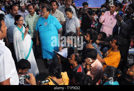 Kolkata, India. 27 Mar, 2019. Il Bengala Occidentale Chief Minister e TMC supremo Mamata Banerjee inter-agire con il SSC aspirante che sono in sciopero della fame per ultimi 28 giorni. Credito: Saikat Paolo/Pacific Press/Alamy Live News Foto Stock