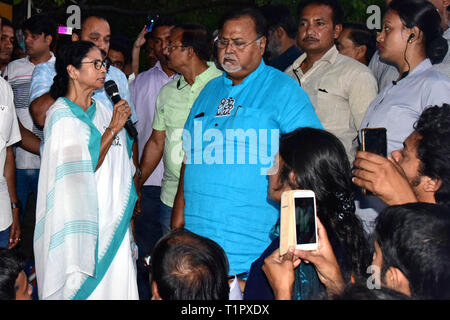 Kolkata, India. 27 Mar, 2019. Il Bengala Occidentale Chief Minister e TMC supremo Mamata Banerjee (sinistra) inter-agire con il SSC aspirante che sono in sciopero della fame per ultimi 28 giorni. Credito: Saikat Paolo/Pacific Press/Alamy Live News Foto Stock