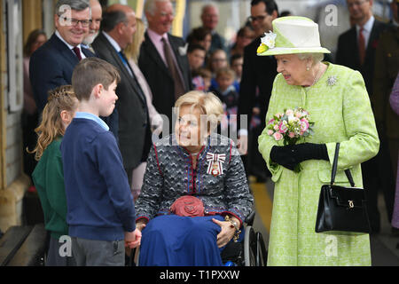 Sam Henderson, papavero Shaw (sinistra, nascosto) e il Signore il tenente del Somerset, Annie Maw, salutare la Regina Elisabetta II a Castle Cary stazione dove arrivò per l inizio della sua visita a Somerset. Foto Stock