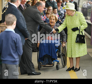 Il Lord Luogotenente del Somerset, Annie Maw (centro) introduce la Regina Elisabetta II per i VIP a Castle Cary Station come lei arriva per l inizio della sua visita a Somerset. Foto Stock