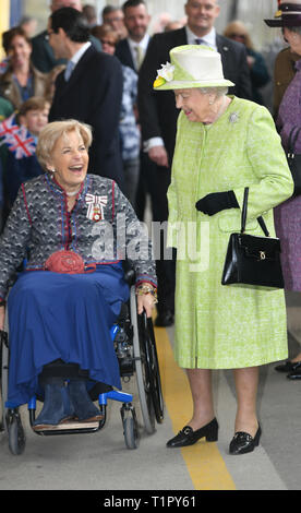 Il Lord Luogotenente del Somerset, Annie Maw (sinistra) parla di Queen Elizabeth II a Castle Cary Station come lei arriva per l inizio della sua visita a Somerset. Foto Stock