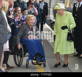 Il Lord Luogotenente del Somerset, Annie Maw, parla al Queen Elizabeth II a Castle Cary Station come lei arriva per l inizio della sua visita a Somerset. Foto Stock