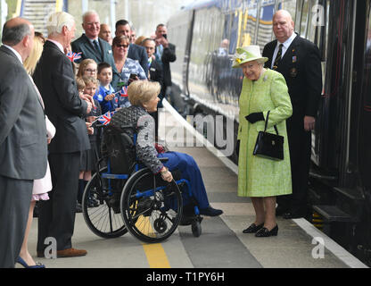 Il Lord Luogotenente del Somerset, Annie Maw, saluta la Regina Elisabetta II a Castle Cary Station come lei arriva per l inizio della sua visita a Somerset. Foto Stock