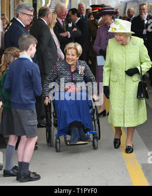 Sam Henderson, papavero Shaw (sinistra, nascosto) e il Signore il tenente del Somerset, Annie Maw, salutare la Regina Elisabetta II a Castle Cary stazione dove arrivò per l inizio della sua visita a Somerset. Foto Stock