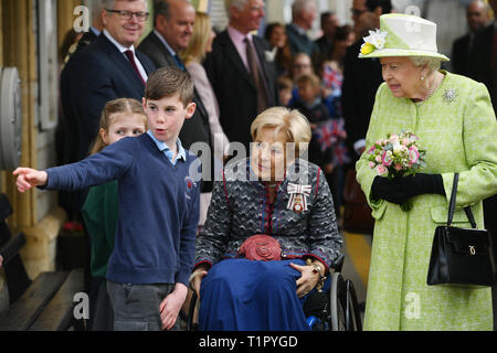 Sam Henderson, papavero Shaw (sinistra, nascosto) e il Signore il tenente del Somerset, Annie Maw, salutare la Regina Elisabetta II a Castle Cary stazione dove arrivò per l inizio della sua visita a Somerset. Foto Stock