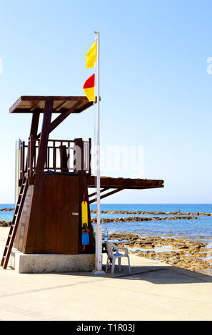 Stazione bagnino sulla spiaggia di Paphos in Cipro Foto Stock