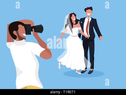 Fotografo matrimonio riprese su fotocamera sposi novelli uomo donna giovane in posa insieme uomo prendendo foto professionali piana orizzontale Illustrazione Vettoriale