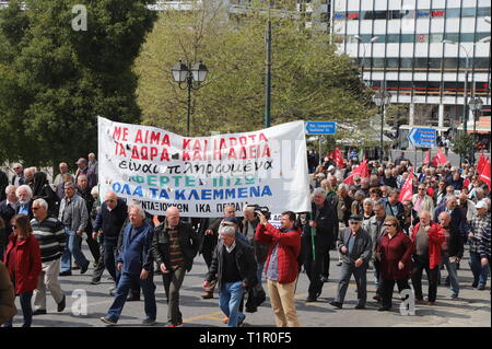 Atene, Grecia. 27 Mar, 2019. I pensionati nel rally di Atene e contro la politica di austerità del governo greco e tagli alle pensioni. Credito: George Panagakis/Pacific Press/Alamy Live News Foto Stock