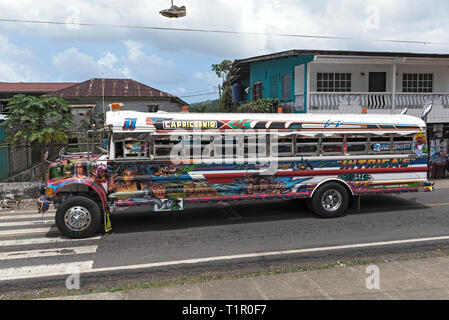 Verniciato colorato bus di pollo in Portobelo, Panama Foto Stock