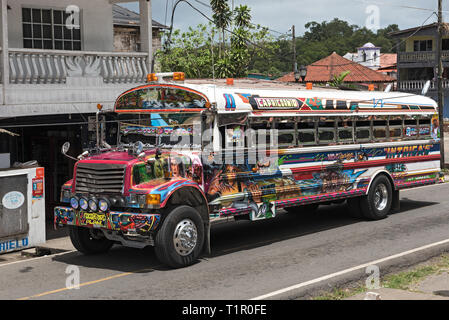 Verniciato colorato bus di pollo in Portobelo, Panama Foto Stock