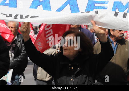 Atene, Grecia. 27 Mar, 2019. I pensionati nel rally di Atene e contro la politica di austerità del governo greco e tagli alle pensioni. Credito: George Panagakis/Pacific Press/Alamy Live News Foto Stock