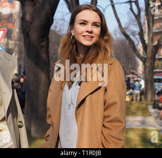 Milano, Italia: 21 Febbraio 2019: fashion blogger street style outfit prima di Armani fashion show durante la settimana della moda milanese Autunno/Inverno 2019/2020 Foto Stock