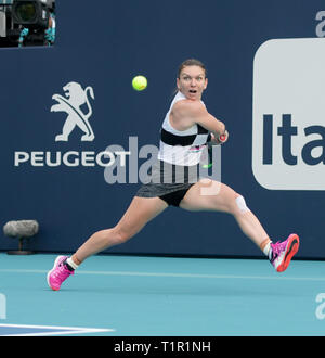 Miami, Florida, Stati Uniti d'America. 27 Mar, 2019. Simona Halep (ROU) sconfisse Qiang Wang (CHN) 6-4, 7-5, al Miami aprire suonata in Hard Rock Stadium di Miami, Florida. © Karla Kinne/Tennisclix 2010/CSM/Alamy Live News Foto Stock