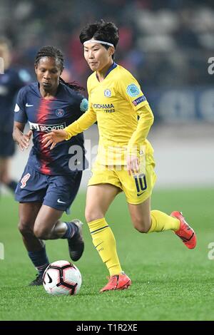 Parigi, Francia. 27 Mar, 2019. Chelsea's So-Yun Ji (R) il sistema VIES per la palla durante la seconda gamba partita del femminile UEFA Champions League quarti tra Parigi Saint-Germain e Chelsea a Jean Bouin Stadium di Parigi, Francia, il 27 marzo 2019. Chelsea ha perso la partita 1-2, ma ancora avanzate per la semifinale con un punteggio totale di 3-2. Credit: Jack Chan/Xinhua/Alamy Live News Foto Stock