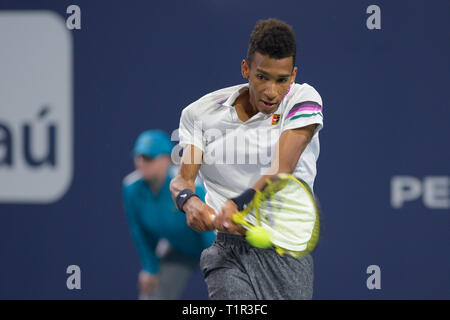 Giardini di Miami, Florida, Stati Uniti d'America. 27 Mar, 2019. Marzo, 27 - Miami giardini: Felix Auger-Aliassime(CAN) prende il primo set 76(3) contro Hubert Hurkacz(POL) durante il 2019 Miami aperto all'Hard Rock Stadium di Miami, FL.(Photo credit: Andrea, Patrono/Zuma Premere Newswire) Credito: Andrea, Patrono/ZUMA filo/Alamy Live News Foto Stock