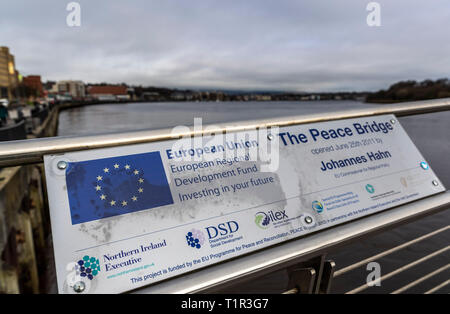 Derry. 20 Mar, 2019. Foto scattata il 20 marzo 2019 mostra una lapide del "Ponte di Pace" in Derry, una città di confine in Irlanda del Nord, il Regno Unito. Il profilarsi la possibilità di una difficile frontiera irlandese che potrebbe essere creato da Brexit provoca l agonia di persone in Derry, una città di confine in Irlanda del Nord non ha dimestichezza con i giorni oscuri della divisione e della violenza. Per andare con Spotlight: Irlanda del Nord città diffidenti nei confronti di possibili hard confine come telai Brexit Credito: Han Yan/Xinhua/Alamy Live News Foto Stock