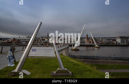 Derry. 20 Mar, 2019. Foto scattata il 20 marzo 2019 mostra il "Ponte di Pace" in Derry, una città di confine in Irlanda del Nord, il Regno Unito. Il profilarsi la possibilità di una difficile frontiera irlandese che potrebbe essere creato da Brexit provoca l agonia di persone in Derry, una città di confine in Irlanda del Nord non ha dimestichezza con i giorni oscuri della divisione e della violenza. Per andare con Spotlight: Irlanda del Nord città diffidenti nei confronti di possibili hard confine come telai Brexit Credito: Han Yan/Xinhua/Alamy Live News Foto Stock