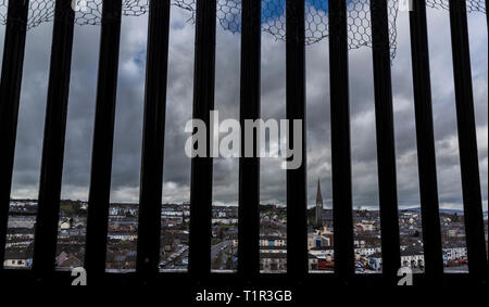 Derry. 20 Mar, 2019. Foto scattata il 20 marzo 2019 mostra la vista di Derry, una città di confine in Irlanda del Nord, il Regno Unito. Il profilarsi la possibilità di una difficile frontiera irlandese che potrebbe essere creato da Brexit provoca l agonia di persone in Derry, una città di confine in Irlanda del Nord non ha dimestichezza con i giorni oscuri della divisione e della violenza. Per andare con Spotlight: Irlanda del Nord città diffidenti nei confronti di possibili hard confine come telai Brexit Credito: Han Yan/Xinhua/Alamy Live News Foto Stock