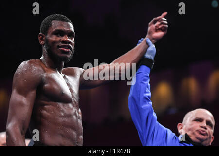 Oxon Hill, Maryland, Stati Uniti d'America. 24 Mar, 2019. JAMONTAY CLARK sorrisi come egli è annunciato come il vincitore del super welterweight corrispondono a MGM Porto Nazionale in Oxon Hill, Maryland. Credito: Amy Sanderson/ZUMA filo/Alamy Live News Foto Stock