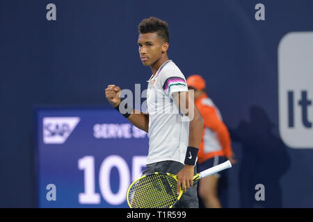 Giardini di Miami, Florida, Stati Uniti d'America. 27 Mar, 2019. Marzo, 27 - Miami giardini: Felix Auger-Aliassime(CAN) prende il primo set 76(3) contro Hubert Hurkacz(POL) durante il 2019 Miami aperto all'Hard Rock Stadium di Miami, FL.(Photo credit: Andrea, Patrono/Zuma Premere Newswire) Credito: Andrea, Patrono/ZUMA filo/Alamy Live News Foto Stock