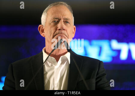 Tel Aviv, Israele. 27 Mar, 2019. Benny Gantz, uno dei leader israeliani di partito centrista del blu e del bianco, parla nel corso di una conferenza stampa a Tel Aviv, Israele, il 27 marzo 2019. Di Israele le elezioni si terranno il 9 aprile. Credito: JINI/Gedeone Markowicz/Xinhua/Alamy Live News Foto Stock