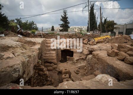 Gerusalemme. 27 Mar, 2019. Foto scattata a Marzo 27, 2019 mostra la vista dei resti di un rurale insediamento ebraico a Sharafat quartiere di Gerusalemme. Resti di un rurale insediamento ebraico da duemila anni fa con lussuose terreno di sepoltura sono state scoperte negli scavi nel sud di Gerusalemme, l'Autorità di Antichità Israele (IAA) segnalati Mercoledì. Credito: JINI/Xinhua/Alamy Live News Foto Stock